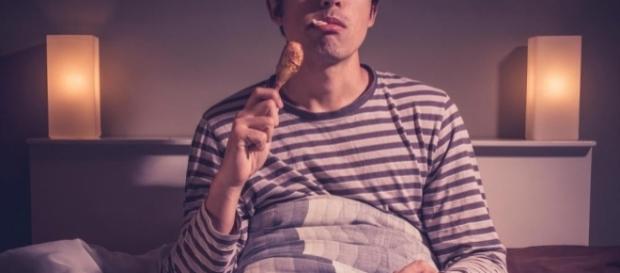 Alguns alimentos devem ser evitados antes de dormir Alguns alimentos devem ser evitados antes de dormir