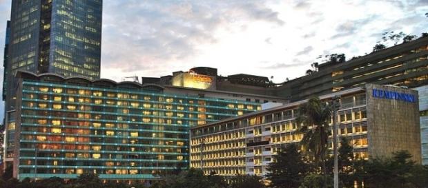Hotel Indonesia and surrounding shopping mall (wikimediacommons) Hotel Indonesia and surrounding shopping mall (wikimediacommons)