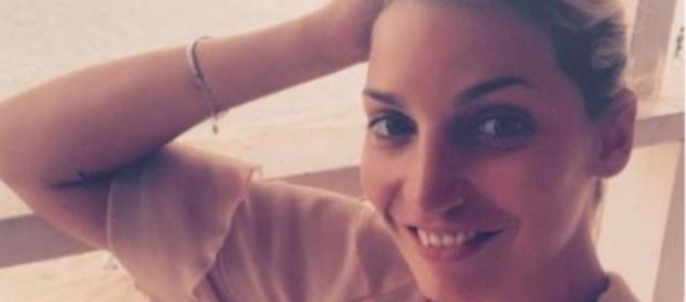 Nadège Lacroix se fait clasher par les internautes après s'être affichée dans une robe plus que vulgaire. Nadège Lacroix se fait clasher par les internautes après s'être affichée dans une robe plus que vulgaire.