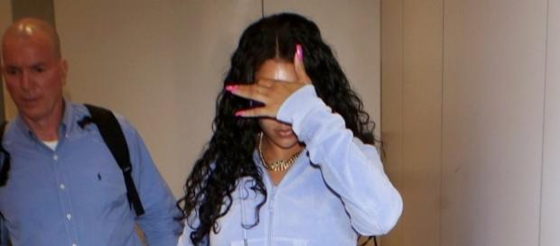 Rihanna fotografata fuori dall'aeroporto di Los Angeles (Credits H. Celebs Home) Rihanna fotografata fuori dall'aeroporto di Los Angeles (Credits H. Celebs Home)