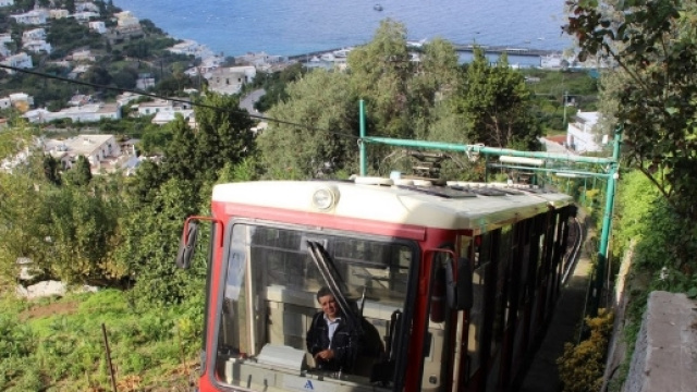 File e ressa alla stazione della funicolare del porto di Capri, presa d'assalto da centinaia di turisti