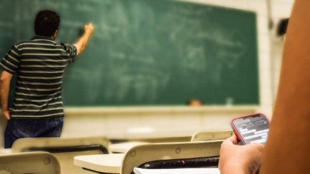 Graduatorie e supplenze, è ingorgo burocratico: i sindacati annunciano nuovo caos