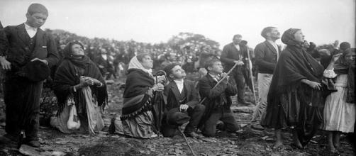 Multitud de personas viendo el "milagro del sol" de Fátima en 1917.