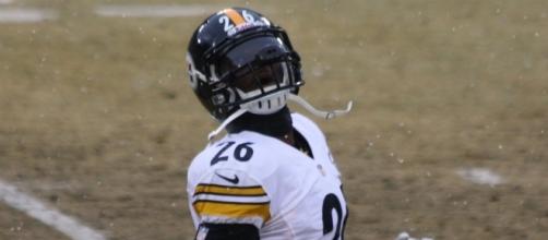 Pittsburgh Steelers player w:LeVeon Bell during warmups from Wikimedia Commons