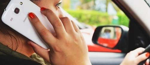 Cellulare in auto: il pugno duro in arrivo per gli automobilisti