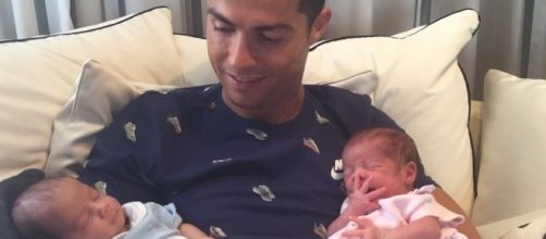 Cristiano Ronaldo carries his twin blessings (Twitter)