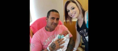 Per la coppia di genitori Sharon e Nicole Sifrit, la felicità per la nascita della loro bambina è durata pochissimo. Foto: Facebook.