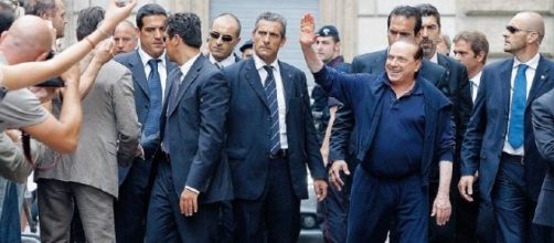 Silvio Berlusconi circondato dagli uomini della scorta (immagini di repertorio)