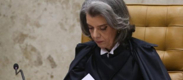Cármen Lúcia recebe em seu gabinete documentos de delação Cármen Lúcia recebe em seu gabinete documentos de delação