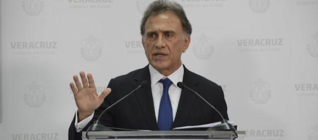 Gobernador de Veracruz Yunes Linares. Gobernador de Veracruz Yunes Linares.