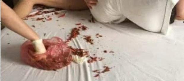 Jovem é castigada com pimenta-malagueta (Foto: Reprodução) Jovem é castigada com pimenta-malagueta (Foto: Reprodução)