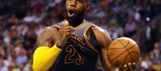 Las cosas no van bien para los Cleveland Cavaliers esta temporada y LeBron James no está contento Las cosas no van bien para los Cleveland Cavaliers esta temporada y LeBron James no está contento