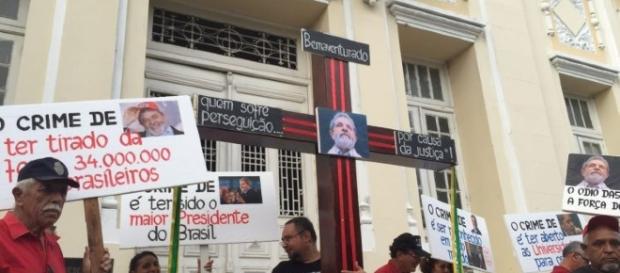 Militantes petistas revoltam religiosos Militantes petistas revoltam religiosos