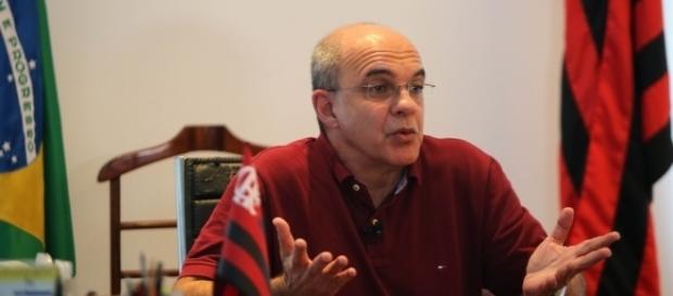 Eduardo Bandeira de Mello reagiu aos insultos da torcida Eduardo Bandeira de Mello reagiu aos insultos da torcida