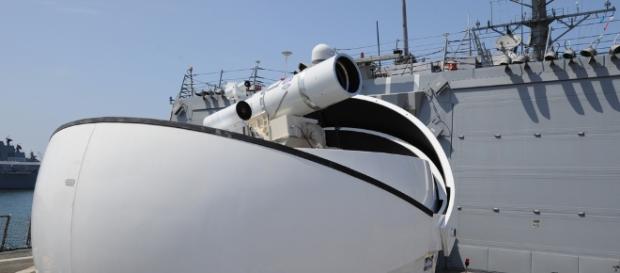 Sistemul de arme cu laser (LaWS), este acum operațional pe nava americană USS Ponce - Foto: flickr.com Sistemul de arme cu laser (LaWS), este acum operațional pe nava americană USS Ponce - Foto: flickr.com
