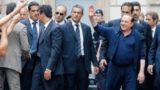 Silvio Berlusconi circondato dagli uomini della scorta (immagini di repertorio)