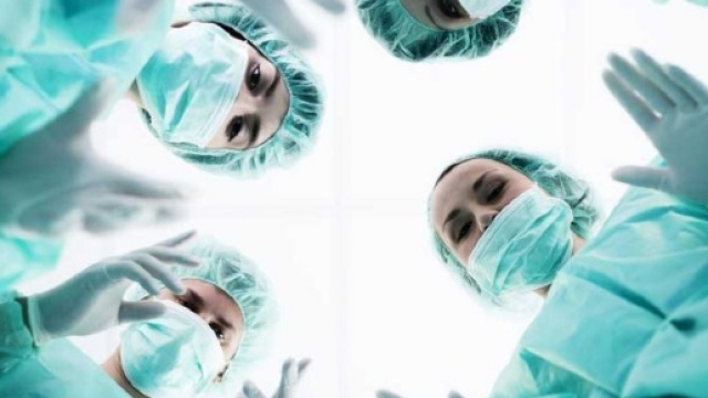 Un anziano ha rifiutato di sottoporsi a un'operazione chirurgica perch&eacute; l'anestesista era una donna.