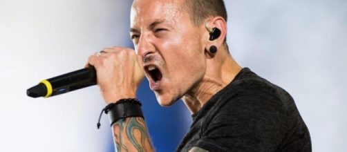 Chester Bennington, leader dei Linkin Park, morto suicida a 41 anni.