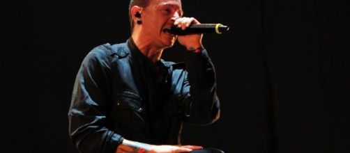 Chester Bennington playing live with Linkin Park, 2010 / Wikimedia Commons