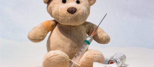 Copyright Myriams -fotos: scena che richiama la vaccinazione infantile.