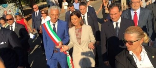 Laura Boldrini insieme al sindaco di Latina Damiano Coletta cancella il nome 'Mussolini' dal parco comunale