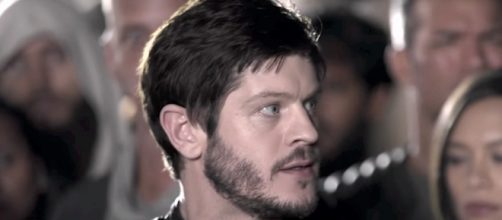 Maximus (Iwan Rheon) exhorts the slaves of Attilan to revolt in a scene from 'Inhumans.' / [Image source: Youtube Screen grab]