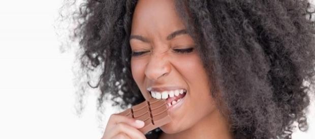 Comer doces e chocolates durante a TPM é um dos erros mais comuns que as mulheres cometem e que prejudicam a sua saúde Comer doces e chocolates durante a TPM é um dos erros mais comuns que as mulheres cometem e que prejudicam a sua saúde
