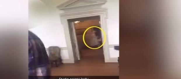 "Espírito" de mulher é visto no interior de mansão na Carolina do Norte (Foto: Captura de vídeo) "Espírito" de mulher é visto no interior de mansão na Carolina do Norte (Foto: Captura de vídeo)