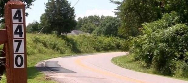 Garotos de dois e cinco anos dirigiram em Grandview Ridge Road por quase cinco quilômetros Garotos de dois e cinco anos dirigiram em Grandview Ridge Road por quase cinco quilômetros