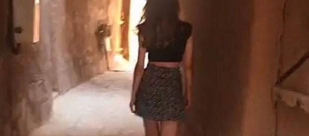 Jovem anda de minissaia por local histórico da Arábia Saudita (Via: Globo) Jovem anda de minissaia por local histórico da Arábia Saudita (Via: Globo)