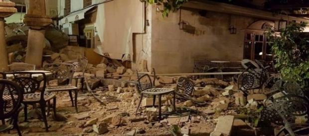 Un violent séisme en Grèce a fait deux morts et 120 blessés Un violent séisme en Grèce a fait deux morts et 120 blessés
