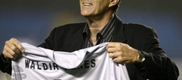 Waldir Peres foi o segundo jogador a mais vezes vestir a camisa do São Paulo Waldir Peres foi o segundo jogador a mais vezes vestir a camisa do São Paulo