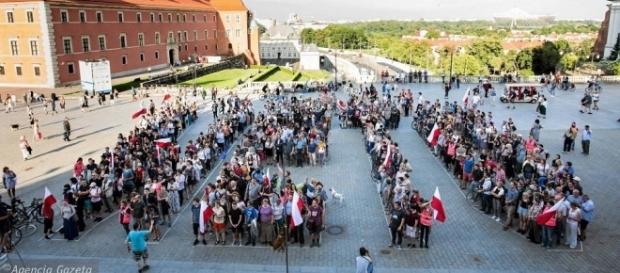 Wielkie 'Weto' na pl. Zamkowym (fot. wyborcza.pl) Wielkie 'Weto' na pl. Zamkowym (fot. wyborcza.pl)