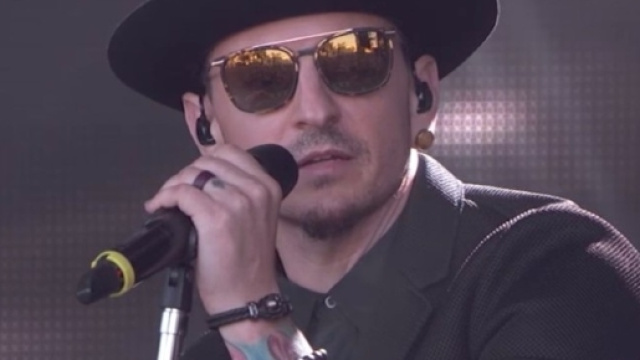 Chester Bennington dei Linkin Park si &egrave; suicidato