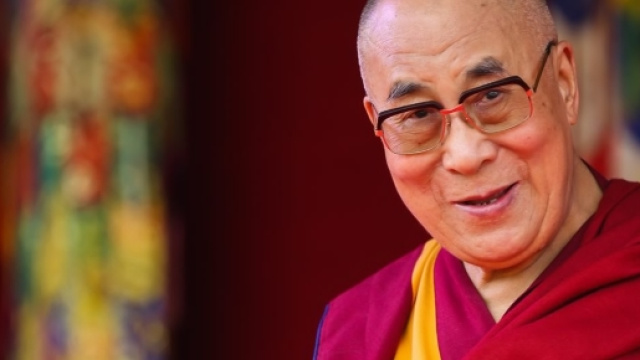 Il Dalai Lama, il leader spirituale della tradizione buddhista tibetana e Premio Nobel per la pace del 1989 (Fonte: tibetanreview.net)