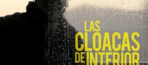 Imágen del principio del documental 'Las cloacas de Interior', simbolizándolo en un limpiacristales que limpia la suciedad de los escaparates.