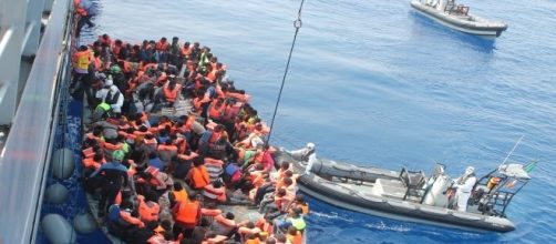 Emergenza migranti, secondo l'UE l'Italia deve chiudere i porti