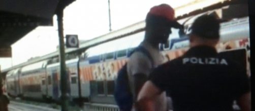 Scontro fra un poliziotto e un migrante alla stazione di Ventimiglia
