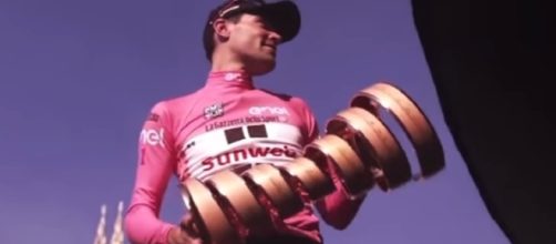 Tom Dumoulin con il trofeo del Giro d'Italia.