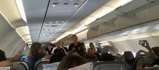 Gleisi Hoffmann é hostilizada em avião (Foto: Captura de vídeo) Gleisi Hoffmann é hostilizada em avião (Foto: Captura de vídeo)