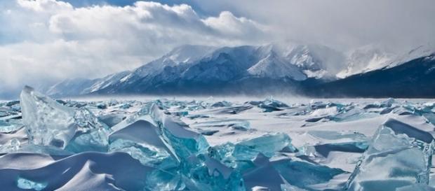 Lago Baikal in Siberia durante lo scioglimento primaverile. Lago Baikal in Siberia durante lo scioglimento primaverile.