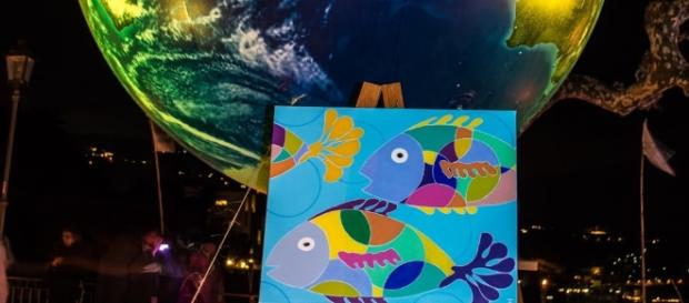 Opere di Orsola Tramontano sullo sfondo di un mappamondo Opere di Orsola Tramontano sullo sfondo di un mappamondo
