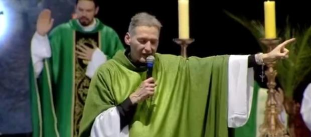 Padre Marcelo Rossi expulsa demônio durante o 'PHN 2017' Padre Marcelo Rossi expulsa demônio durante o 'PHN 2017'