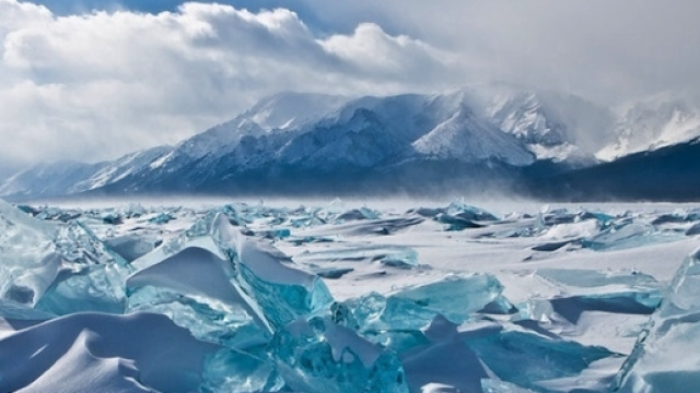 Lago Baikal in Siberia durante lo scioglimento primaverile.