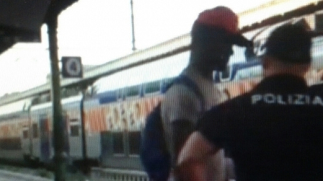 Scontro fra un poliziotto e un migrante alla stazione di Ventimiglia