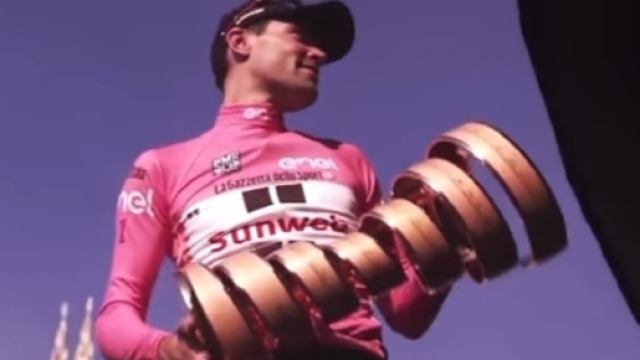 Tom Dumoulin con il trofeo del Giro d'Italia.