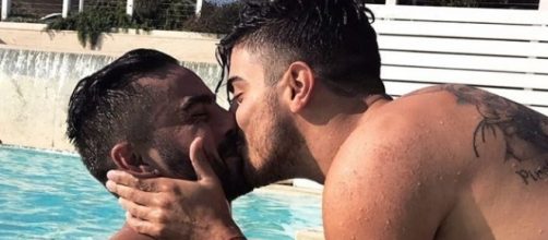 Bacio hot tra Mario Serpa e Riccardo