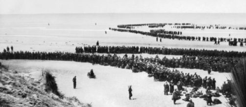 Soldiers waking for evacuation at Dunkirk (Imperial War Museum public domain)