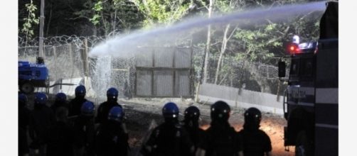 Un'immagine degli ultimi scontri scoppiati tra No Tav e forze dell'ordine al cantiere di Chiomonte