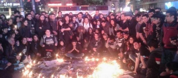 Fans reunidos compartiendo el dolor de la perdida del artista Fans reunidos compartiendo el dolor de la perdida del artista